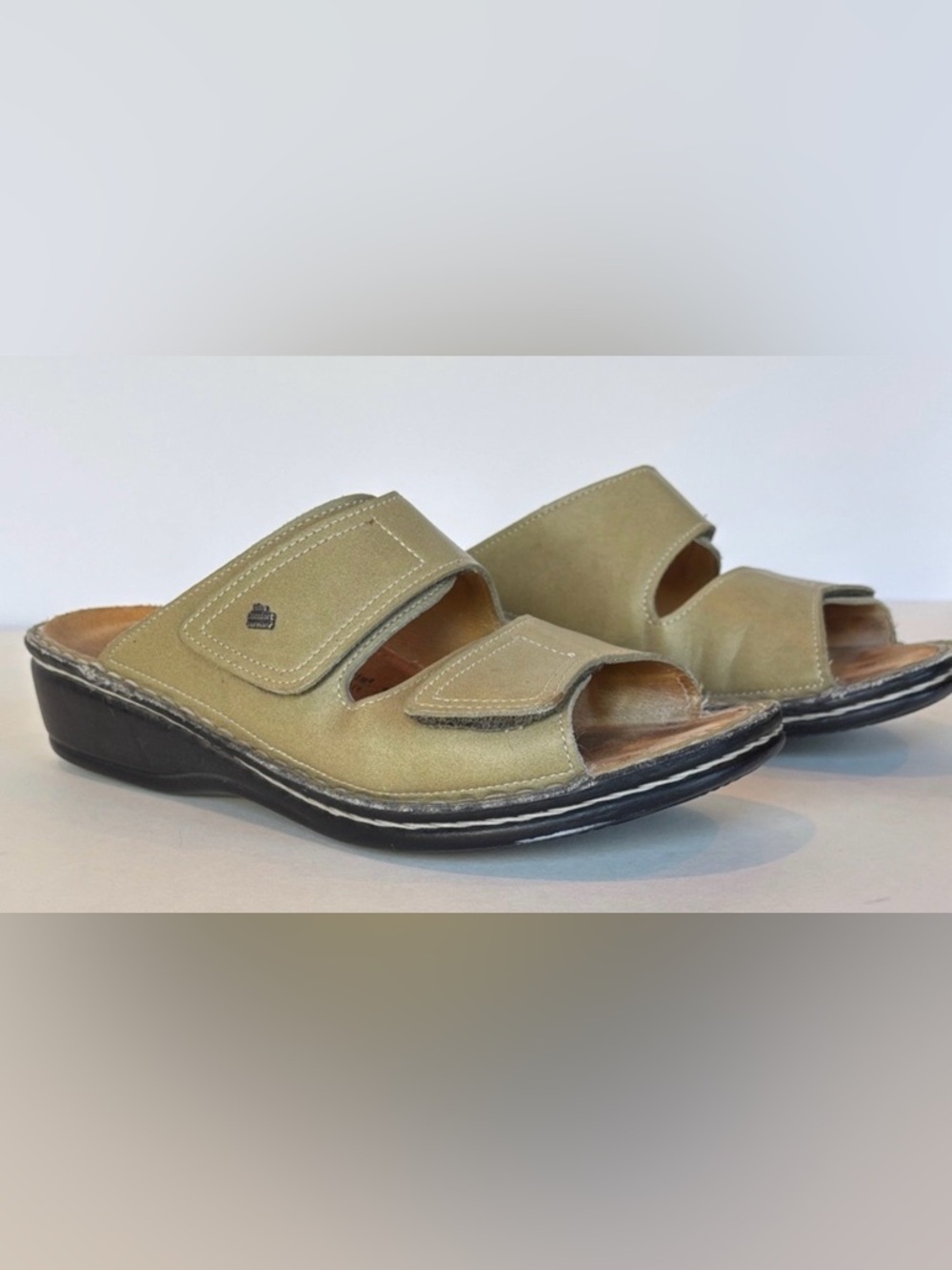 Finn Comfort Jamaika Sandals in Taupe / Green Leather. Size 8 (EU38)